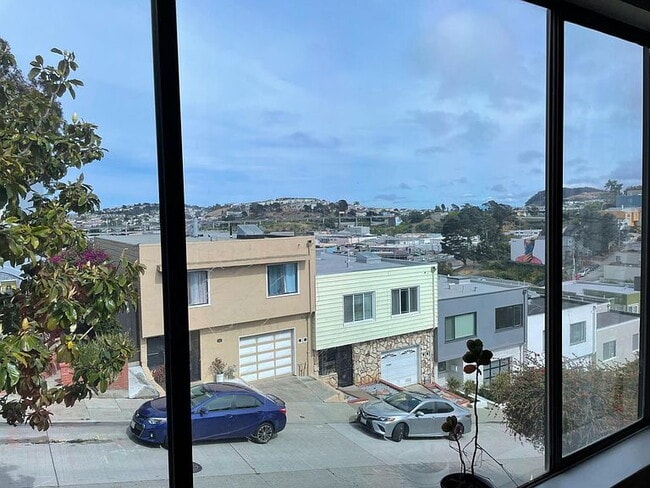Building Photo - "Charming 4-Bedroom Home with 2 Baths in the Heart of San Francisco!"