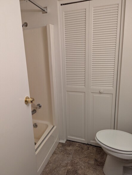 Building Photo - 8045 Pippin Rd