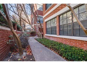 Building Photo - 712 W 21st St