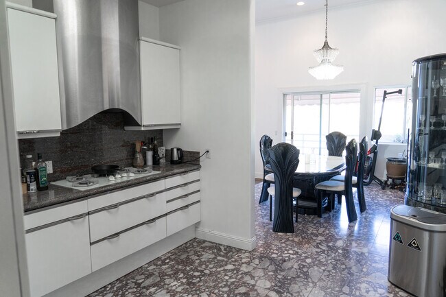 kitchen - 840 N Croft Ave