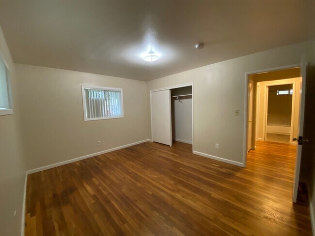Building Photo - 44-1810