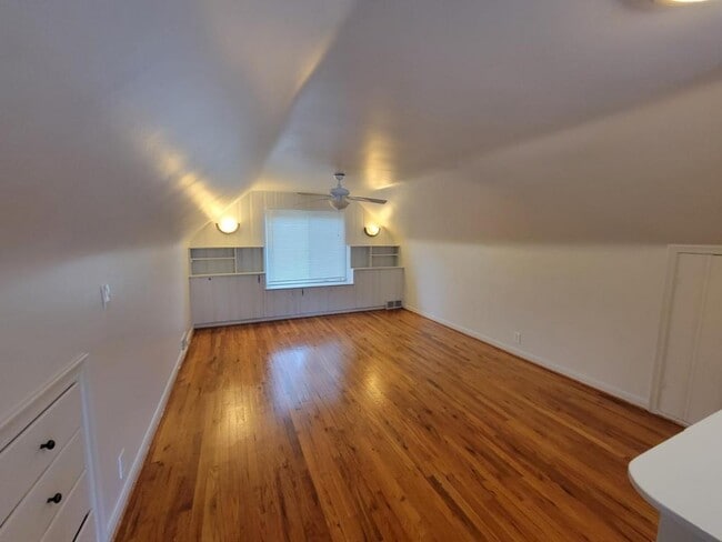 Building Photo - 13568 Norborne Ave