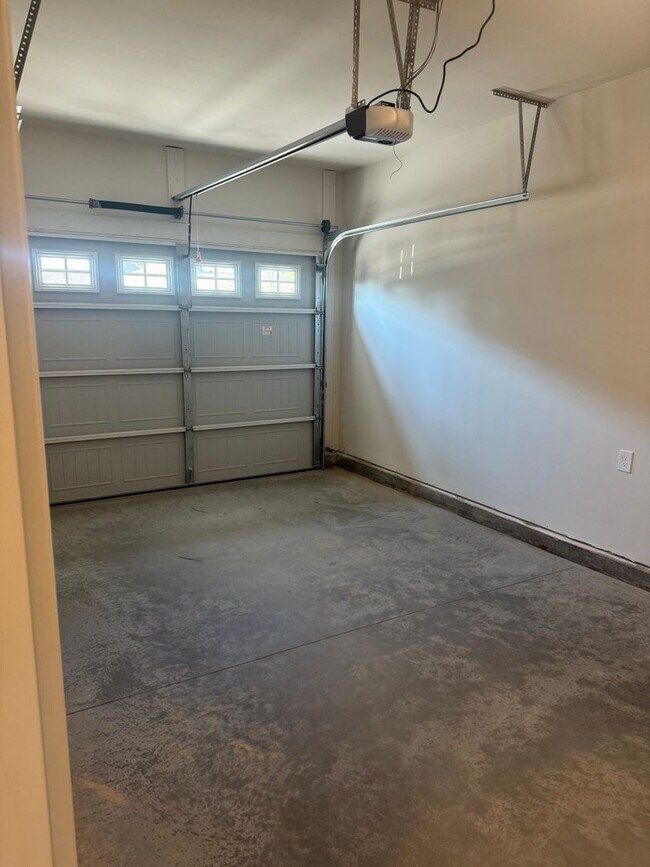 Building Photo - Brand New Luxury Living!