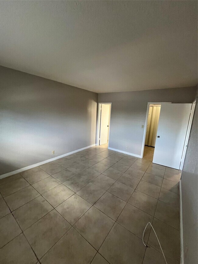 Building Photo - 2020 NE 56th St