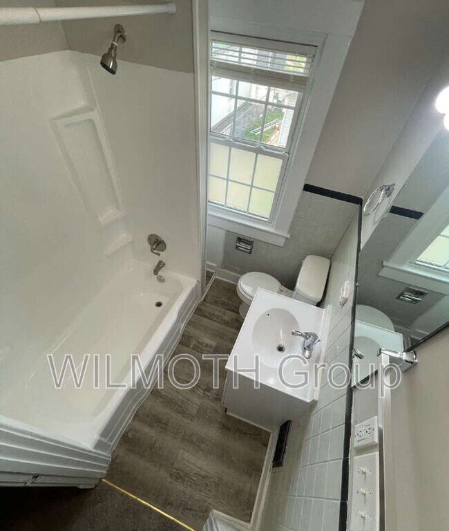 Building Photo - 324 N Linwood Ave