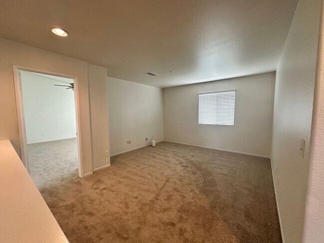 Building Photo - A stunning 4-bedroom haven, fully renovate...