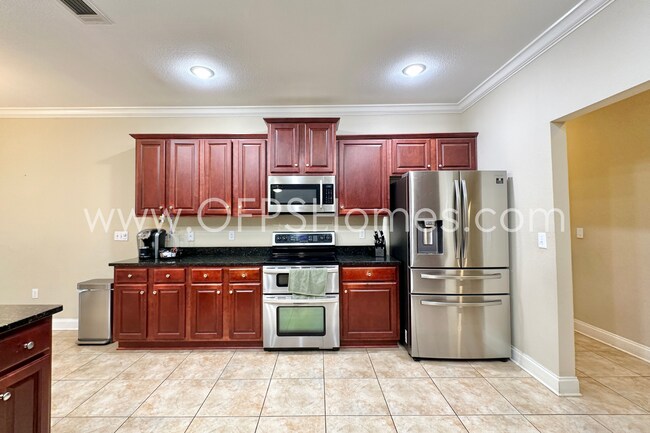 Building Photo - AVAILABLE IN AUG! 5BR/3BA IN S. CRESTVIEW