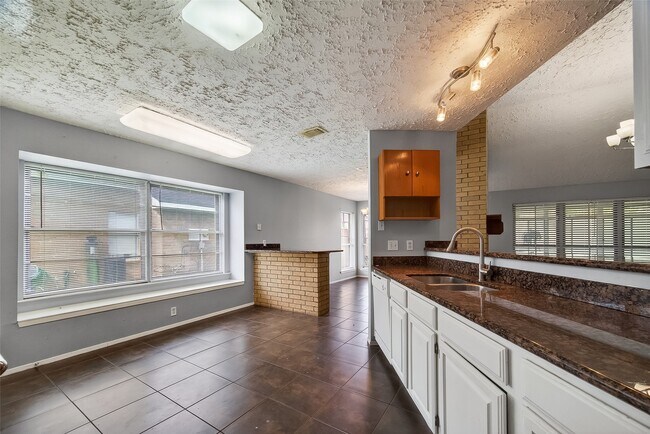 Building Photo - 319 Richvale Ln