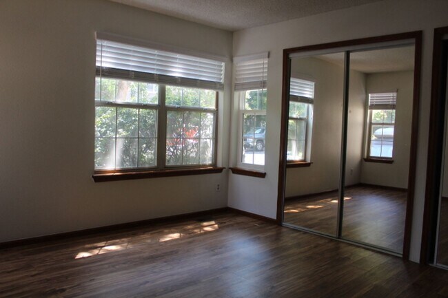 Building Photo - Gorgeous 2 Story End Unit in Lakewood!