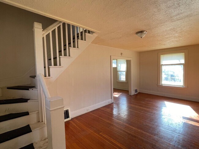 Building Photo - 303 W Summit Ave