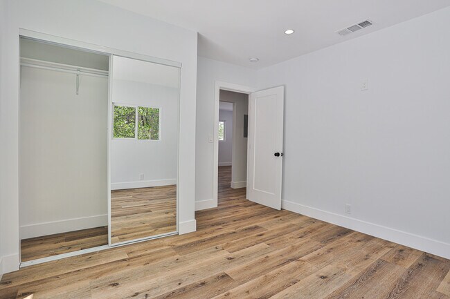 Building Photo - 1425 El Paso Dr
