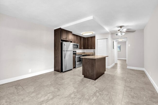 Building Photo - 559 NE 44th St