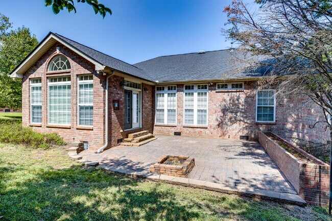 Building Photo - Luxury, Location, and Lifestyle on Rolling...