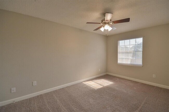 Building Photo - 1326 Town Cir