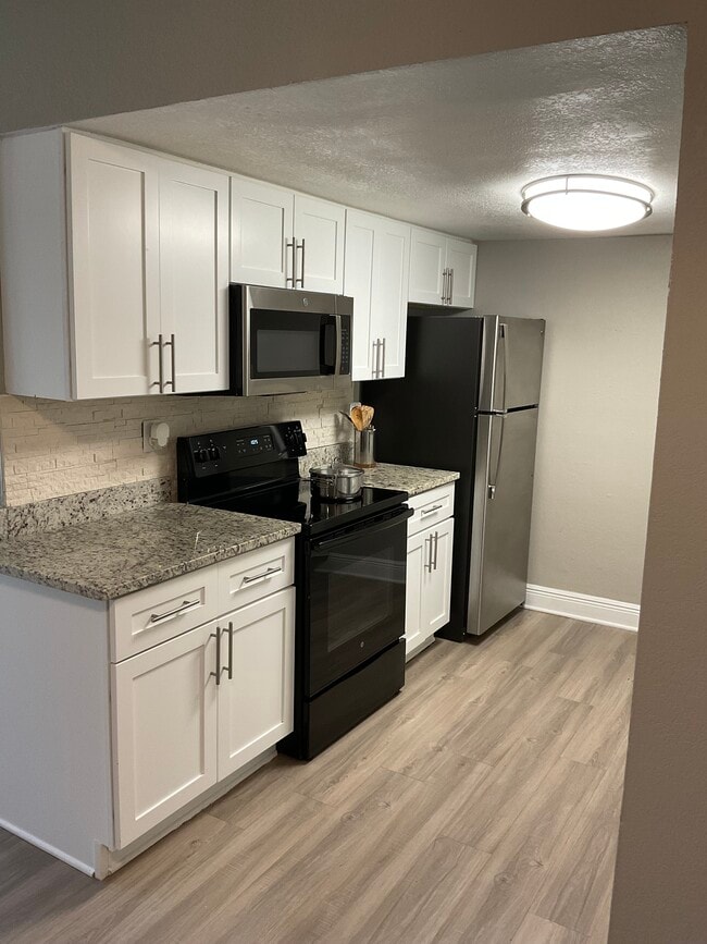 Building Photo - River Rock Apartments