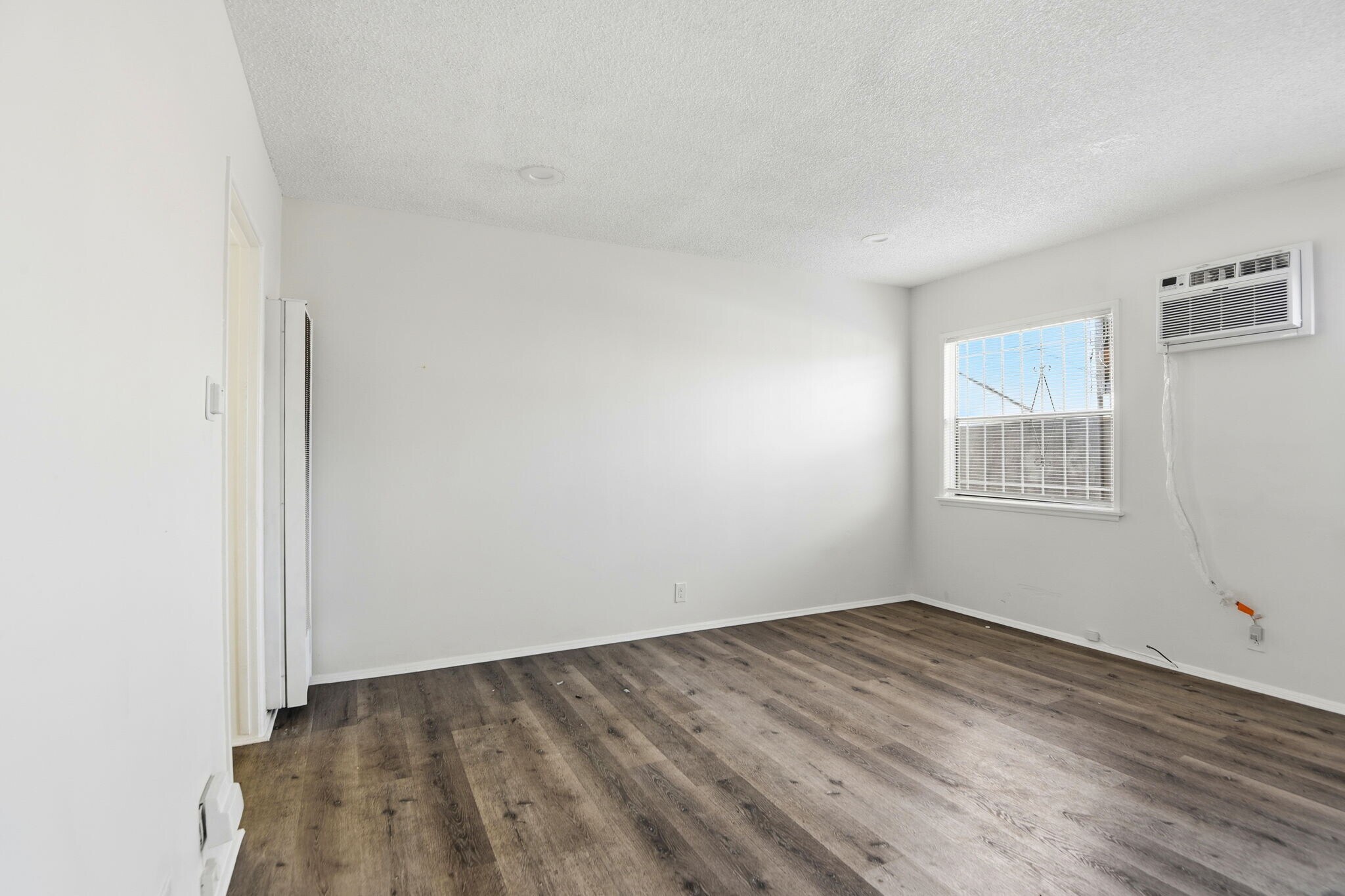 Building Photo - 1112 W 92nd St