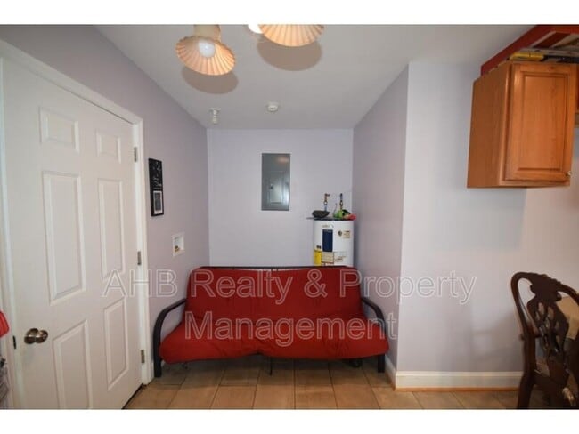 Building Photo - 127 Brooks St