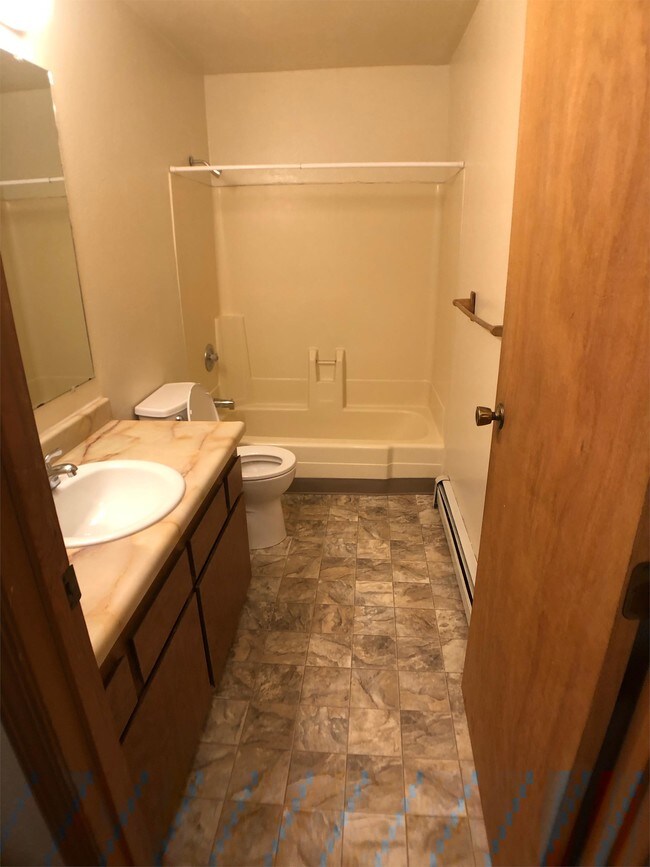 Building Photo - 724 E 76th Ave