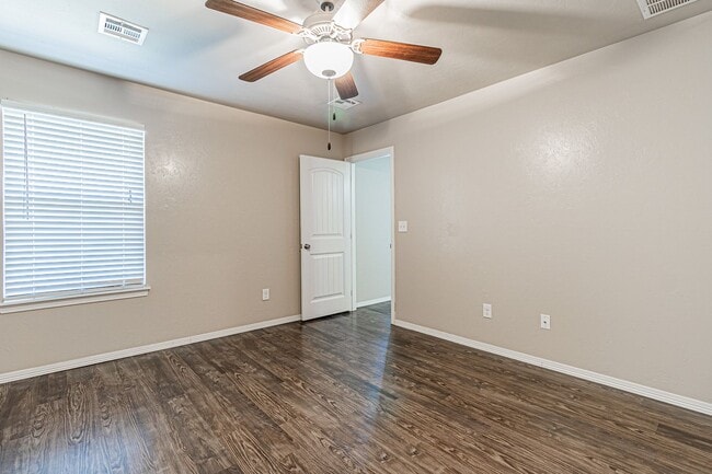 Building Photo - Buena Vida awaits for you!