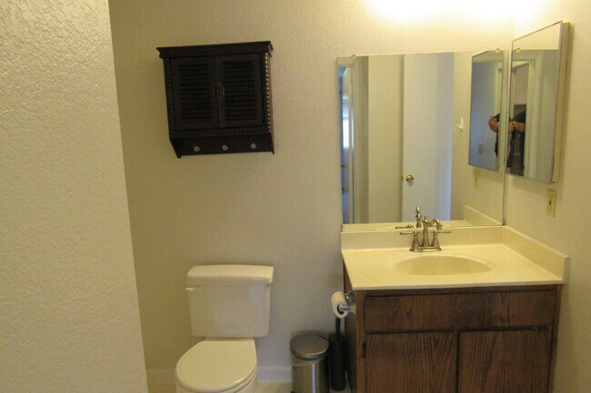 Building Photo - Well Kept 2 Bed/1 Bath Upstairs Condo in South Livermore