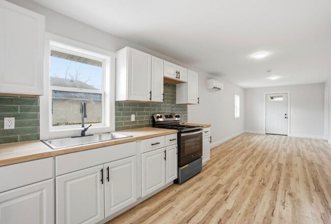 Building Photo - Spacious inside and out! Freshly painted!  3-Bedroom Rental Home – Comfort & Convenience!