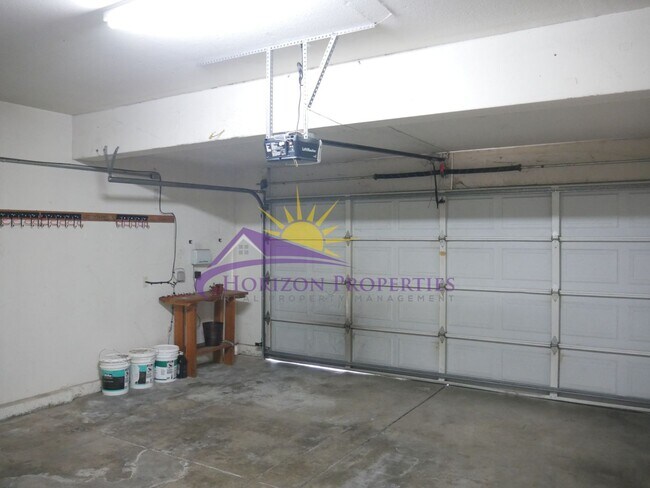 Building Photo - Unique 3 Bed 2.5 Bath 1,971sqft Single Fam...