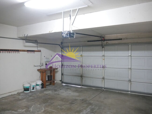 Building Photo - Unique 3 Bed 2.5 Bath 1,971sqft Single Family Home in Sacramento