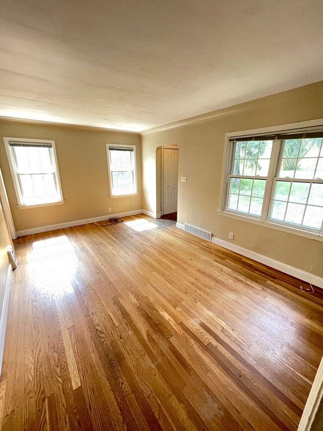 Building Photo - AVAILABLE AUGUST 15th - 2 Bed, 1 Bath With...