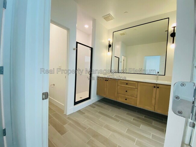 Building Photo - 2752 E Tamarind Dr