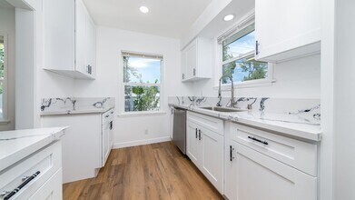 Building Photo - Move-in Special !