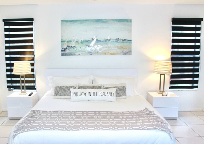 Building Photo - 830 SW 14th Ct