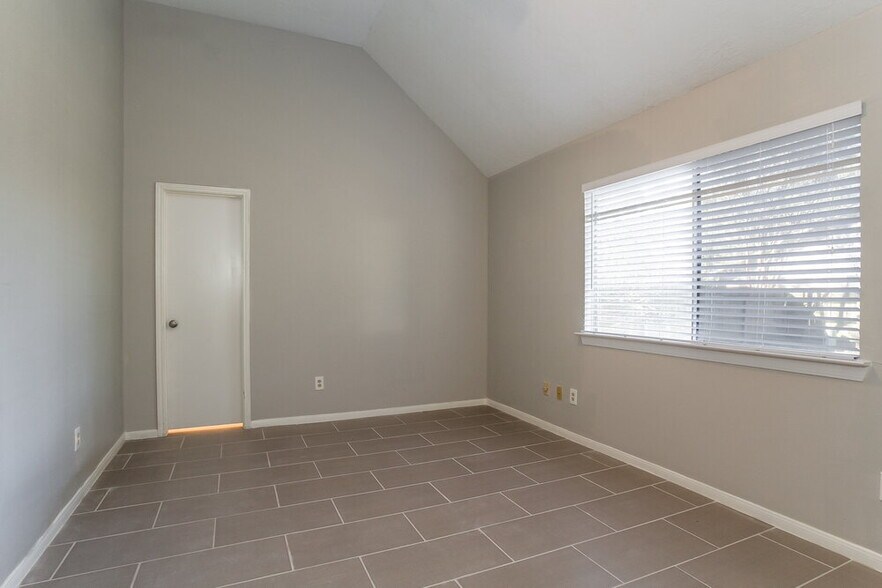 Building Photo - 2331 Rolling Glen Dr