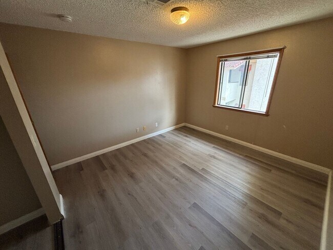 Building Photo - Gorgeous condo is a spacious 2Bed/2Bath un...