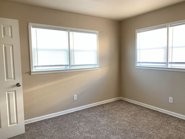 Building Photo - Completely Remodeled 3 bed house!