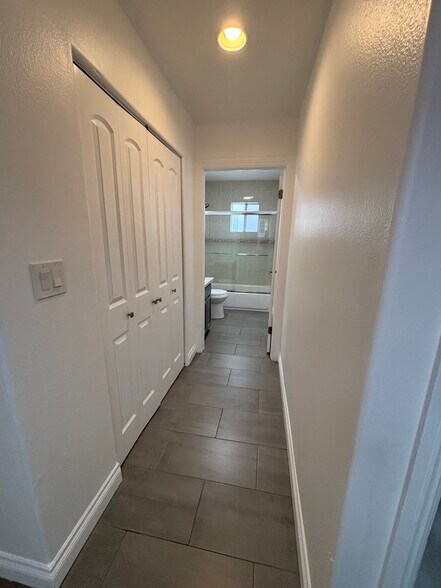 Building Photo - 2429 E 110th St