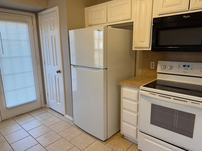 Building Photo - 3 bedroom Two Story Duplex!