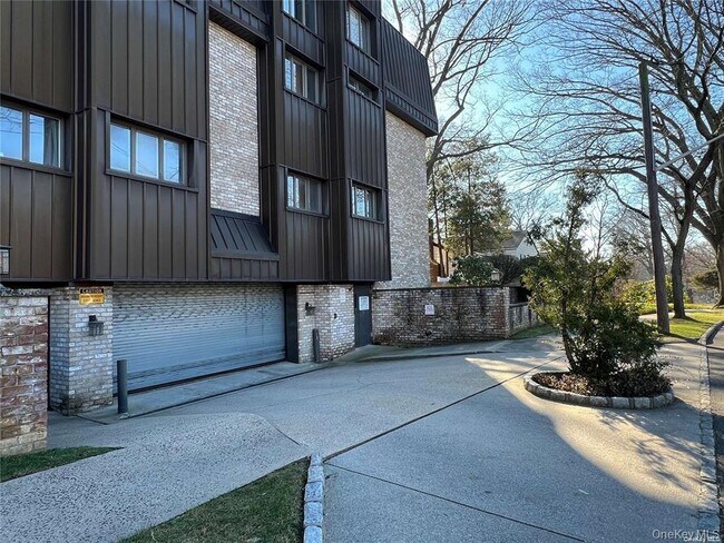 Building Photo - 130 S Middle Neck Rd