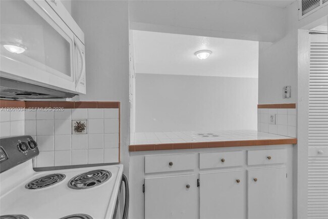 Building Photo - 210 Fontainebleau Blvd