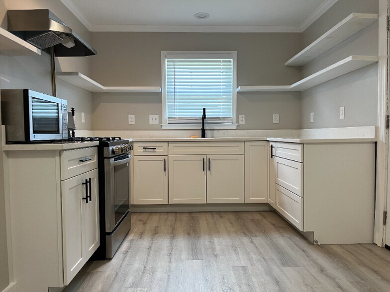 Building Photo - 2730 Eastway Dr