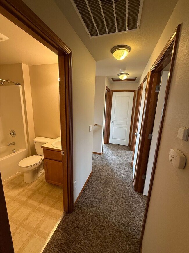 Building Photo - Beautiful 4 Bedroom in the Hidden Lake Community!