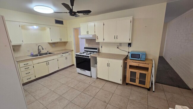 Building Photo - 10806 N 110th Dr