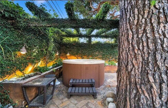 Building Photo - 4984 Topanga Canyon Blvd