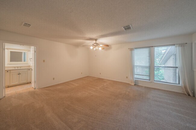 Building Photo - Amazing Townhome