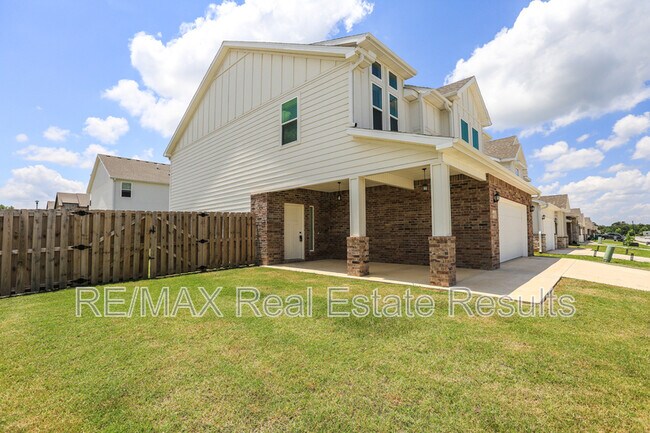 Building Photo - 2011 Wildflower Dr