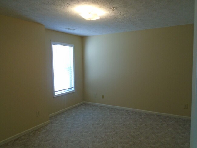 Building Photo - 2Bed / 2 Bath Condo.  Freshly painted, available NOW!!!