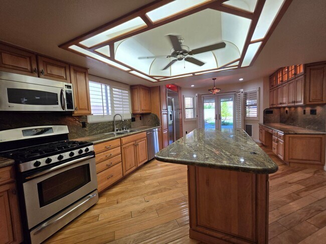 Building Photo - Spacious Home in the Heart of Green Valley