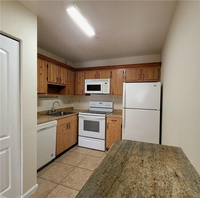 Building Photo - 11096 Royal Palm Blvd