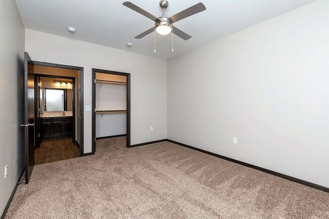 Building Photo - $1,295 | 1 Bedroom, 1 Bathroom Condo | No ...