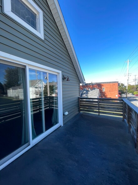 Walk-out Patio - 1354 W 65th St