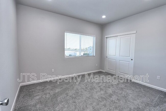 Building Photo - 5 Oak Manor Way